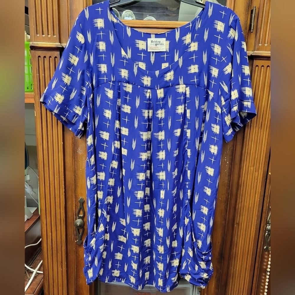 Holding Horses Large Blue Cream Top Pockets on Side Short Sleeve
